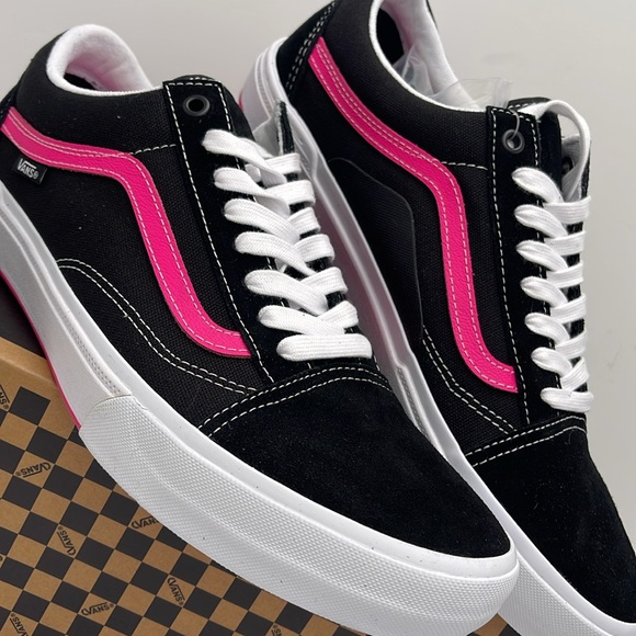 Vans Men's Black and Pink Sneakers Bmx Old Skool
Black/Neon Pink
VN0005UZBFY - Picture 7 of 16